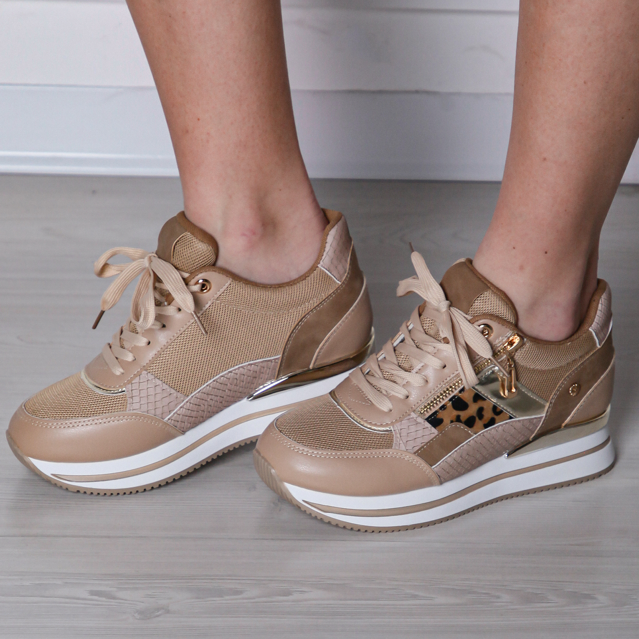 Molly - Sneaker Fashion