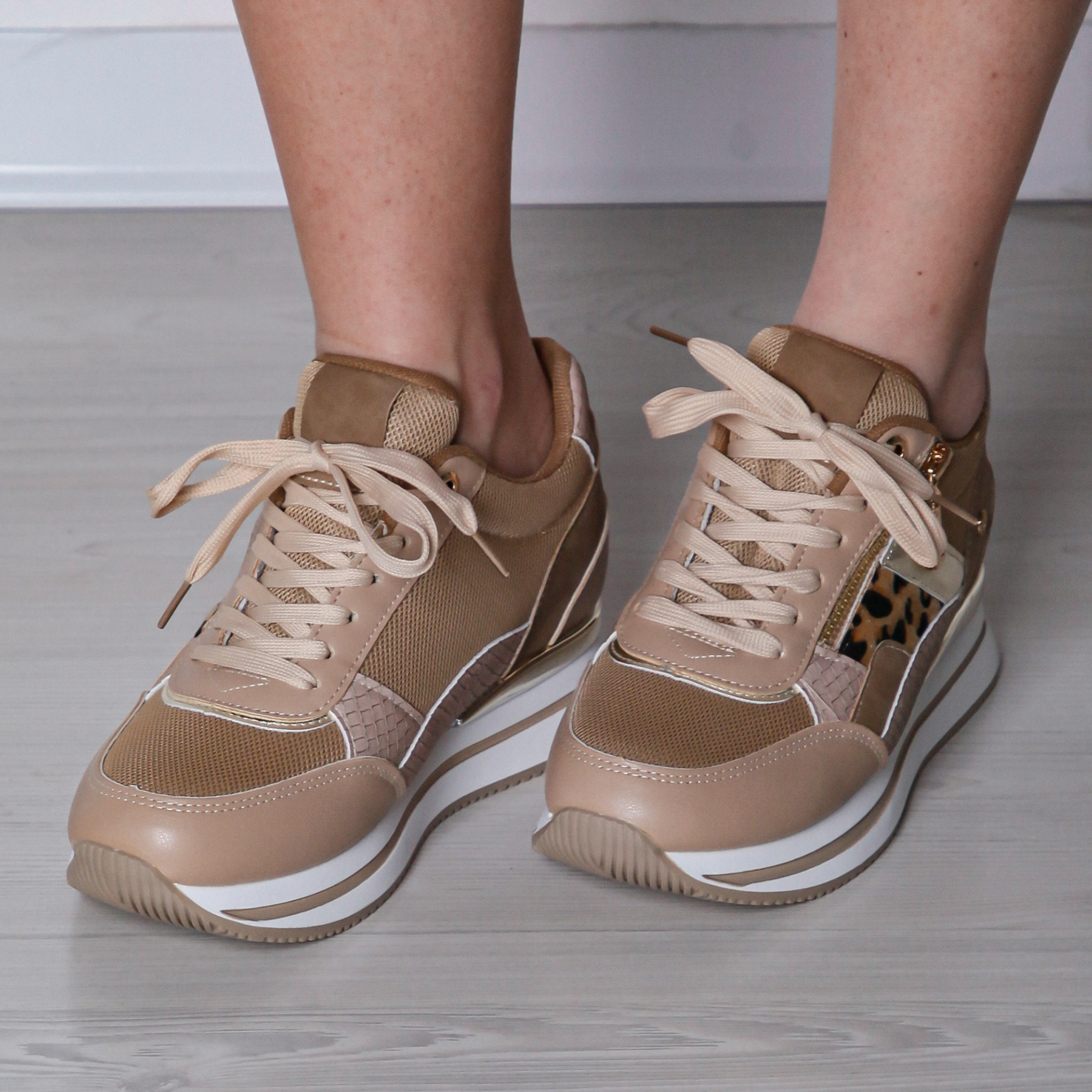 Molly - Sneaker Fashion